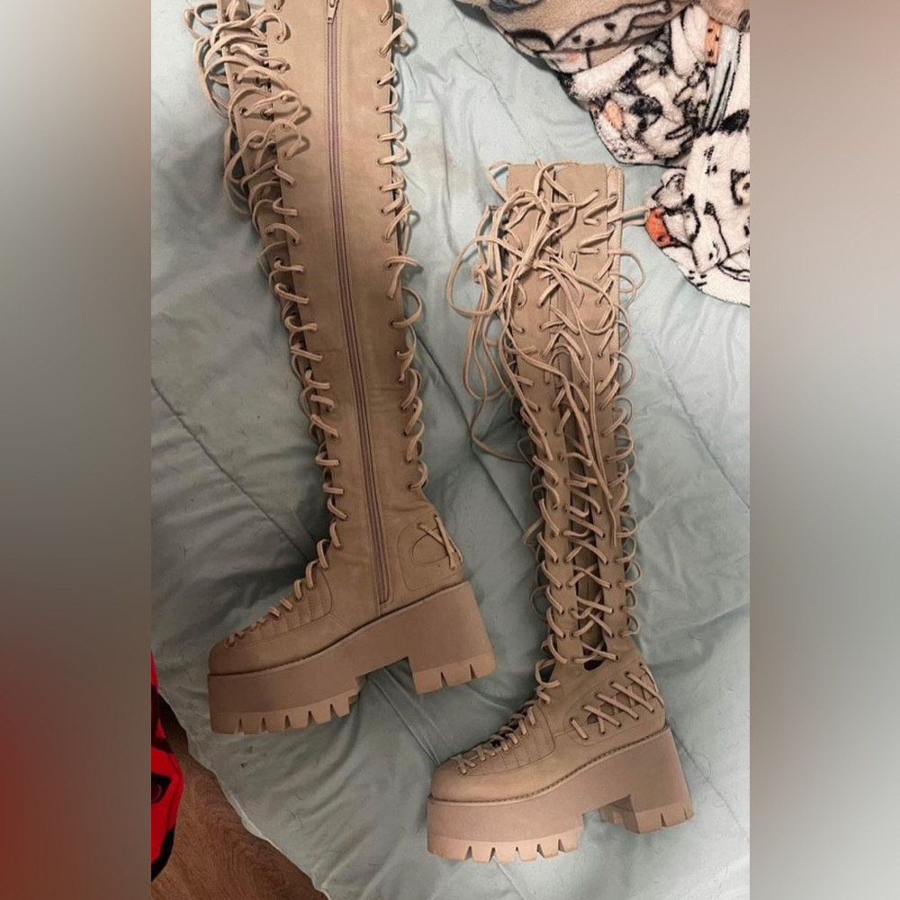 DOLLSKILL LACE UP BOOTS SIZE 7 NIB